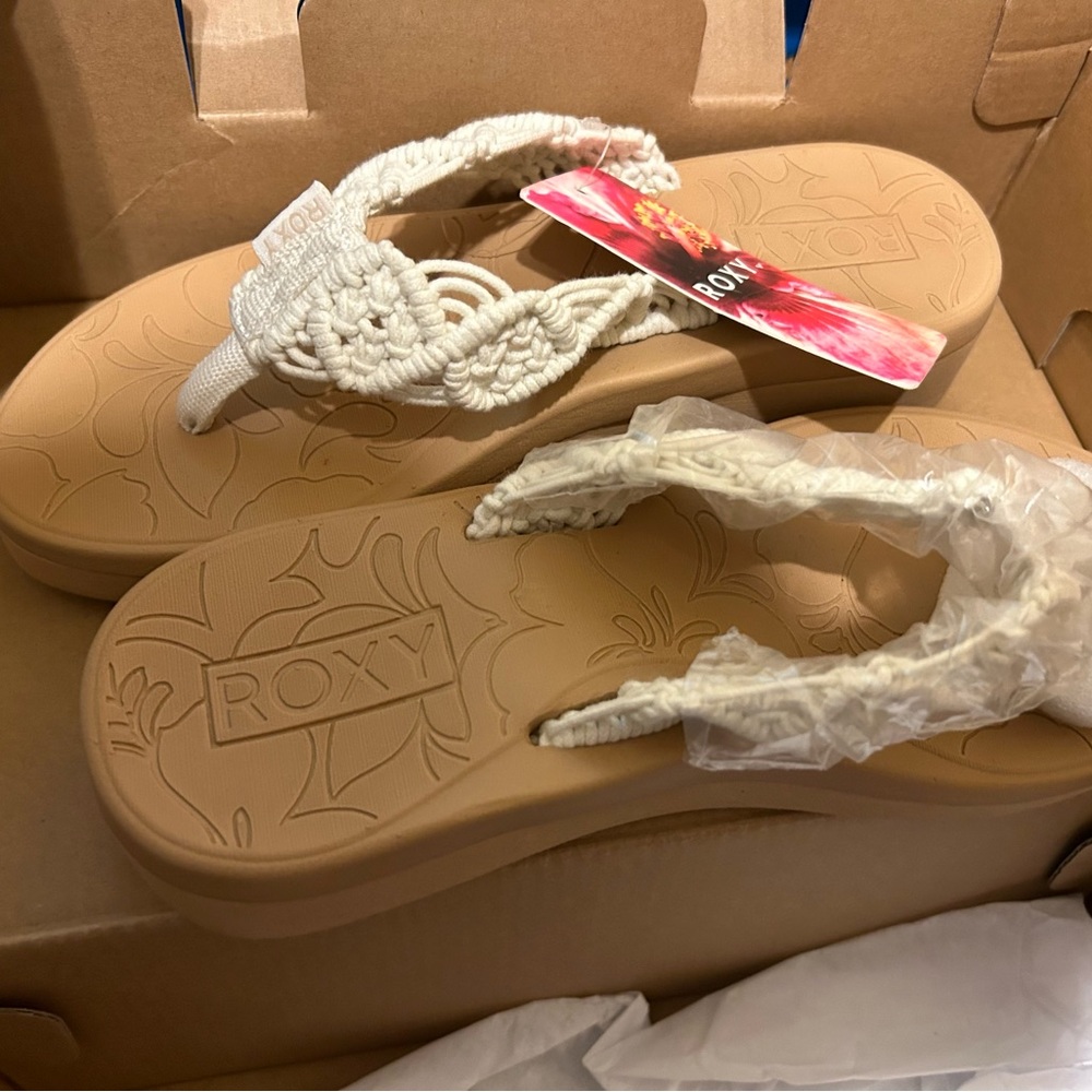 Roxy slightly platformed crochet band flip flops. Never worn with tags! #roxy